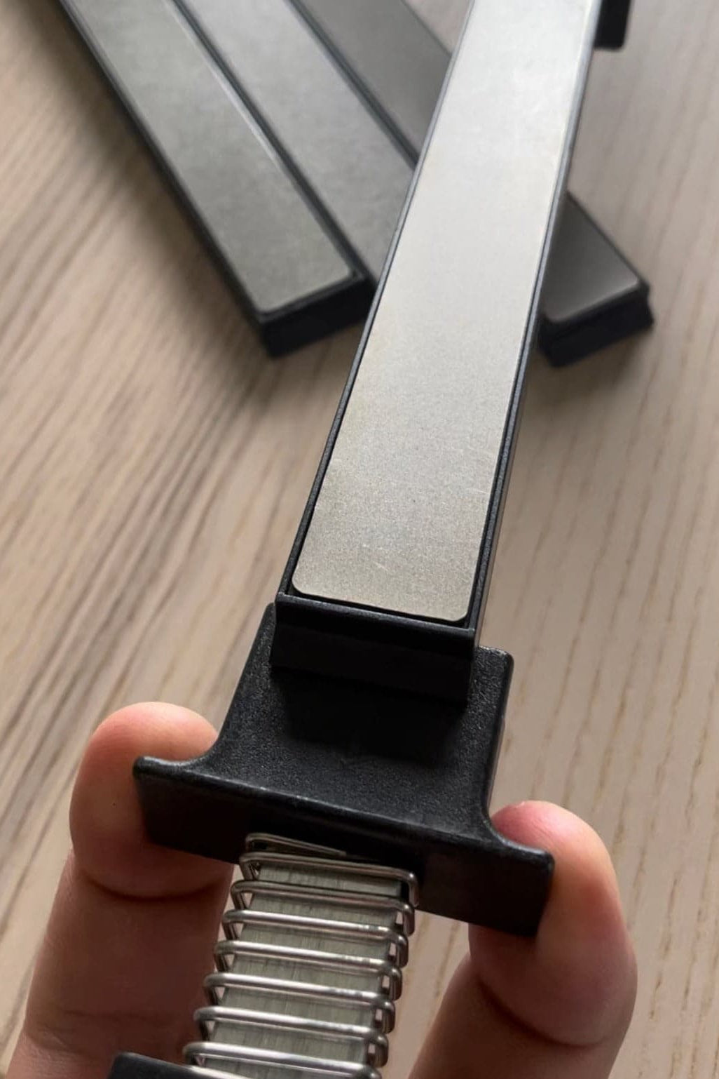SwiftEdge Cross: Knife sharpening system with adjustable angle and diamond edge
