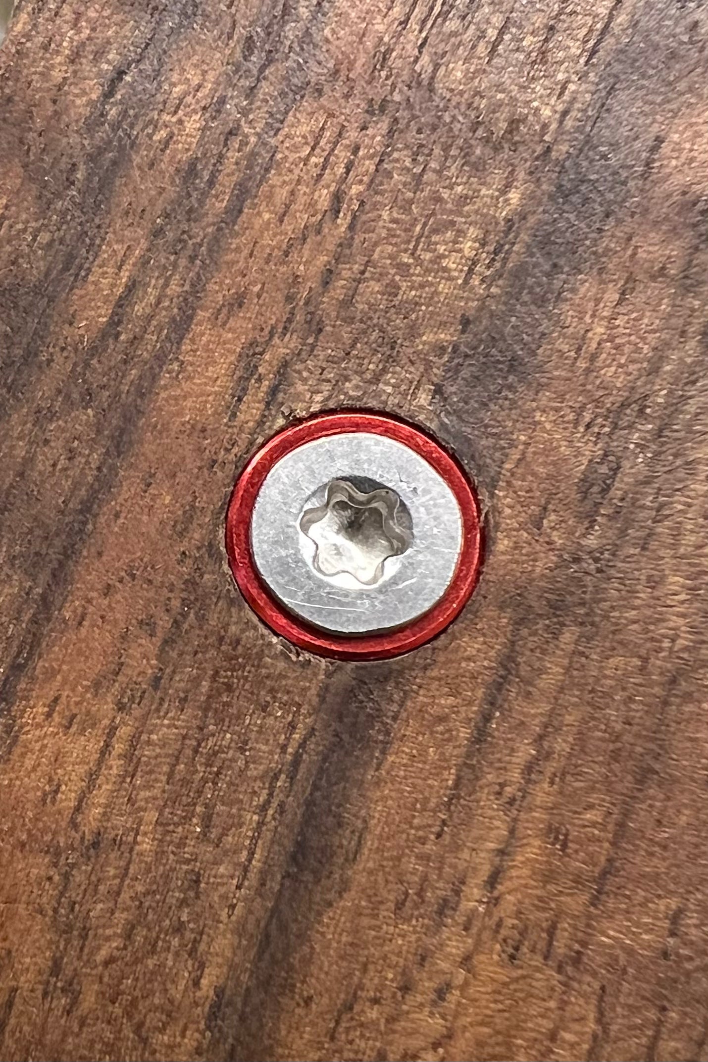 Screw to shaft - Screw with colored washer