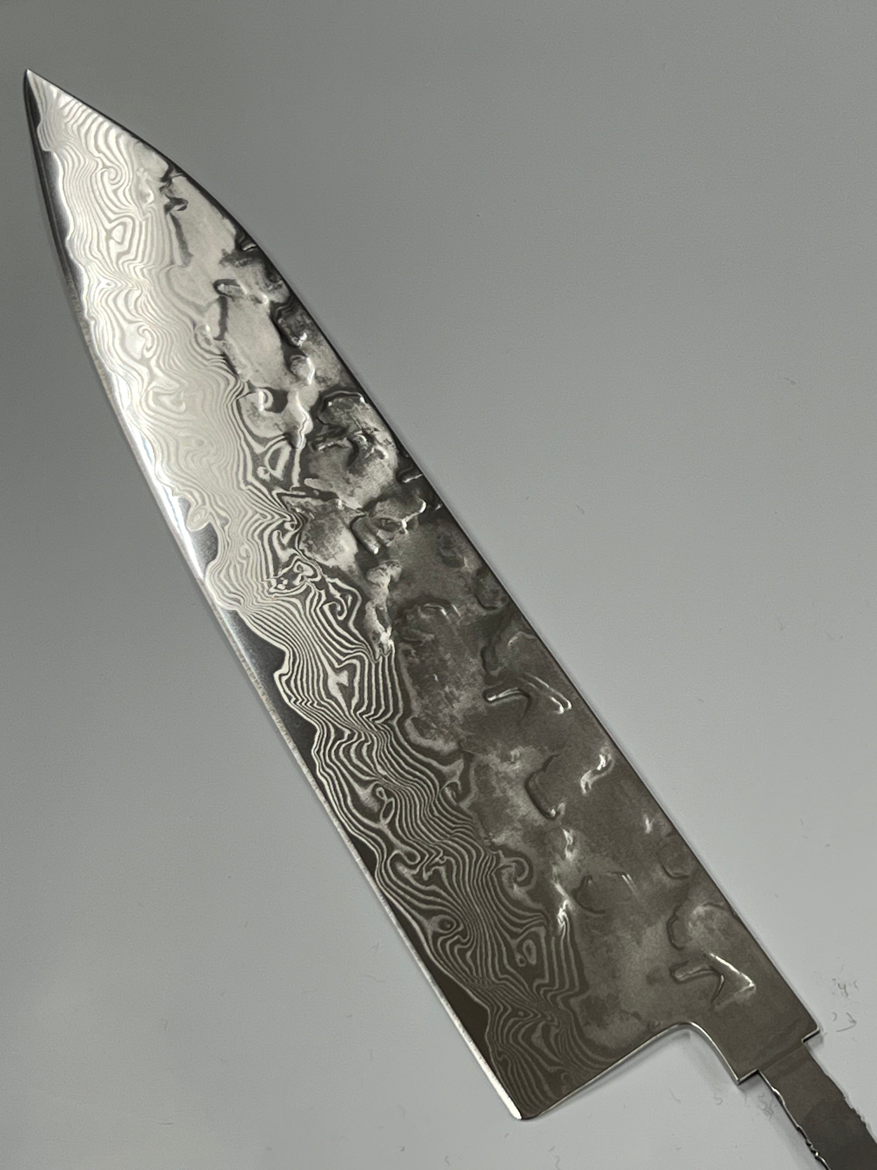 Kockkniv 200mm VG-10 Polerad Brute de forge Damascus