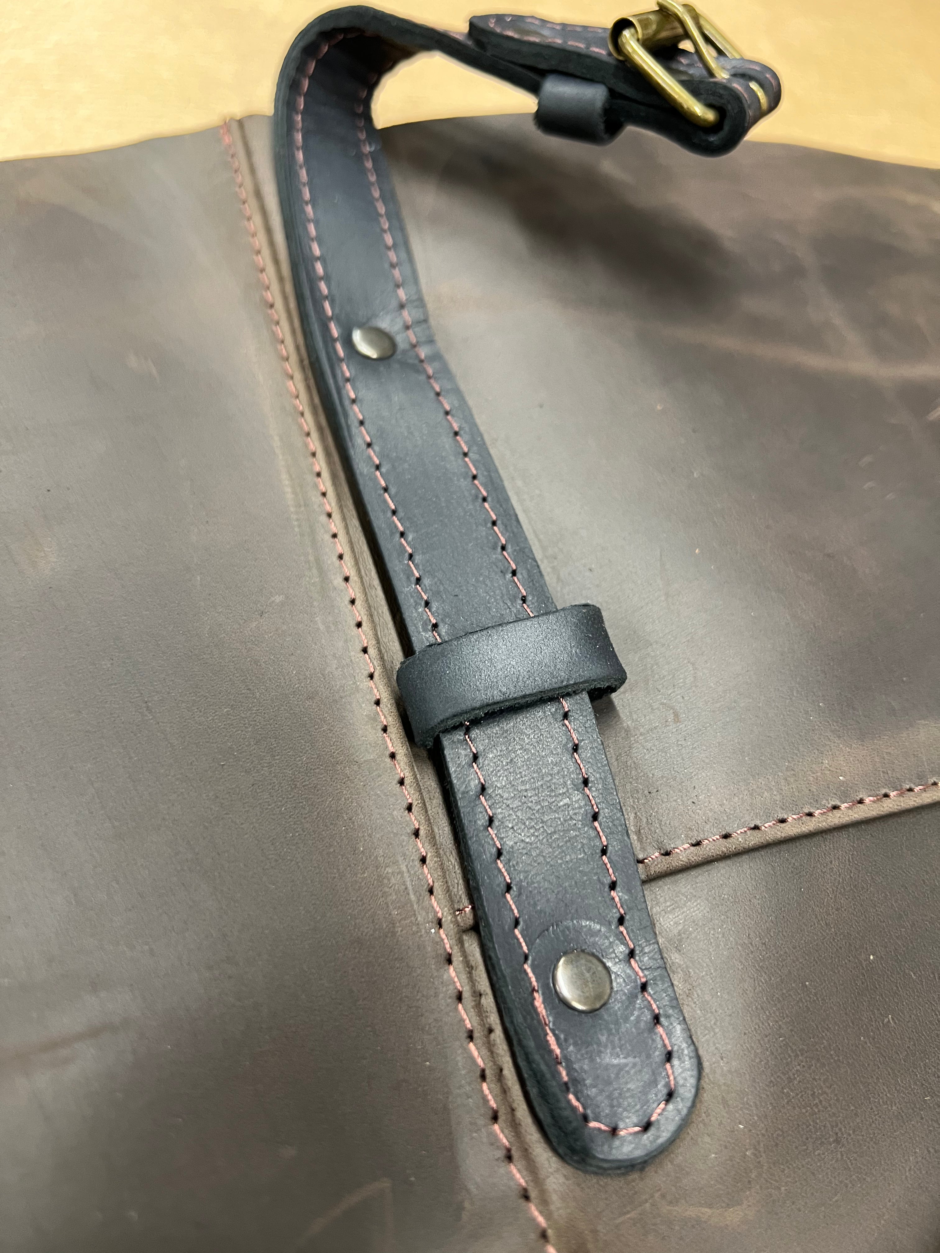Adjustable apron in brown leather AP3X