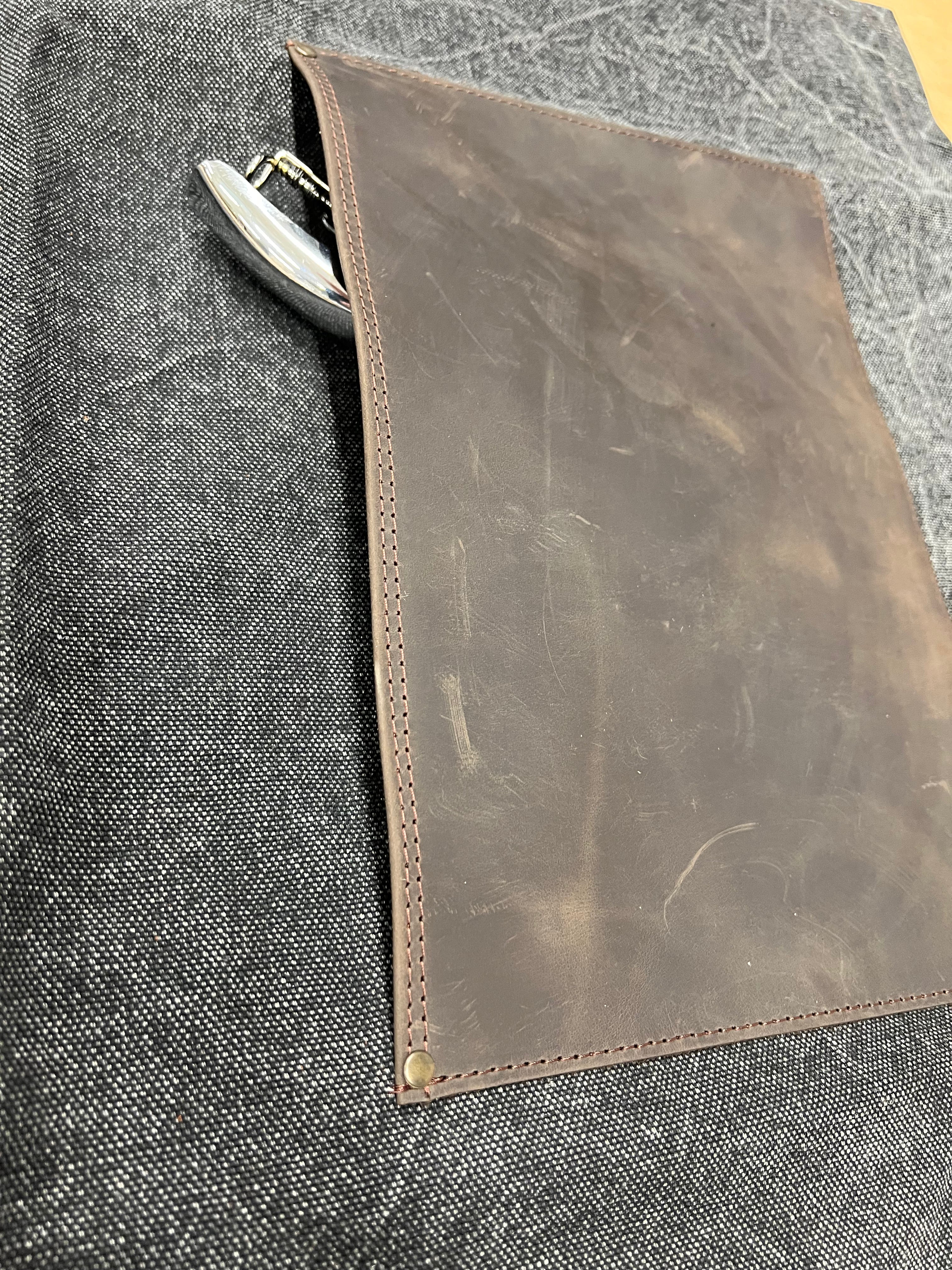 Justerbart förkläde i brunt läder och canvas AP4