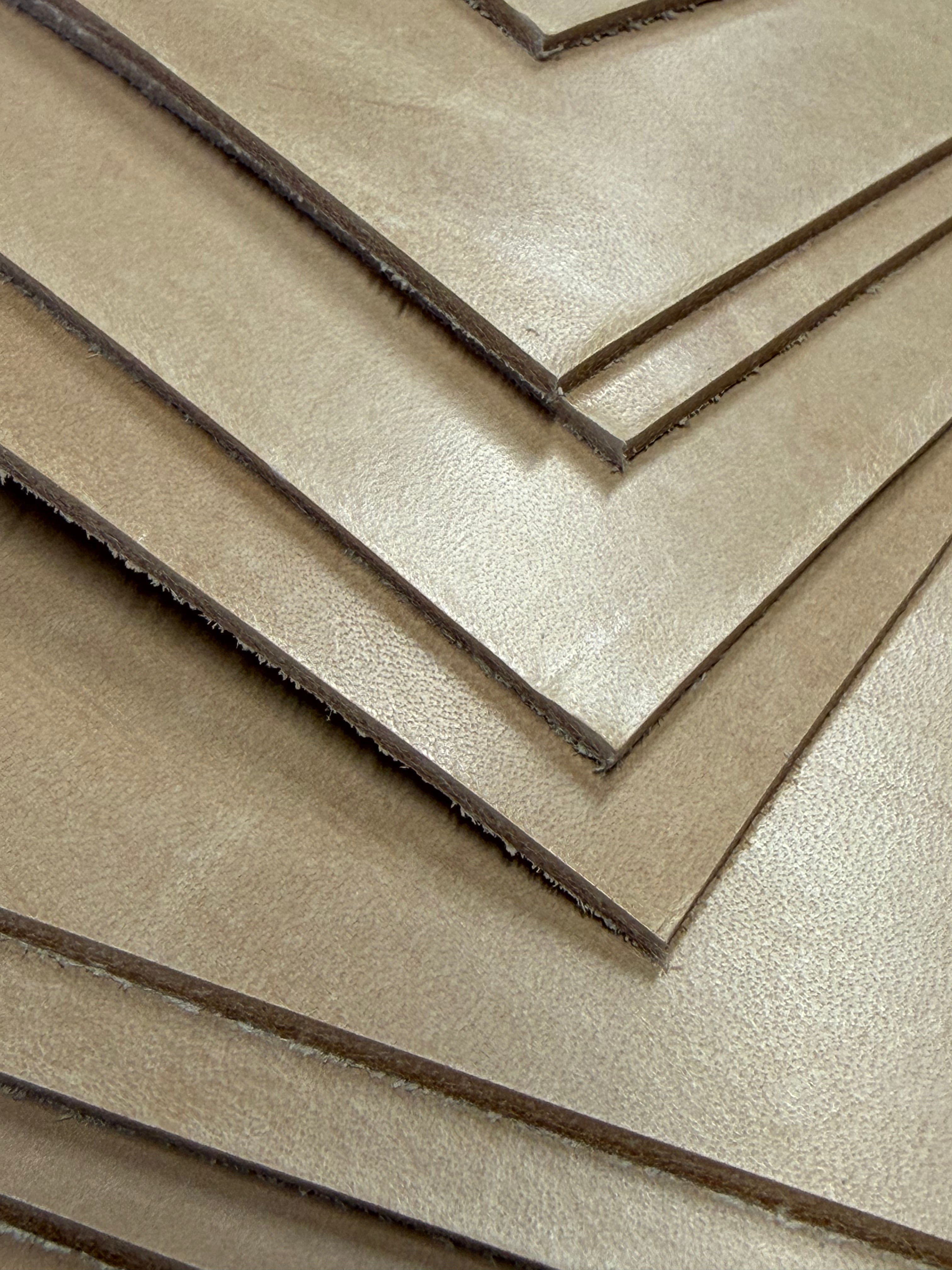 Läder för att göra knivslidor: rårand, slidläder och stropläder/upphängningsläder