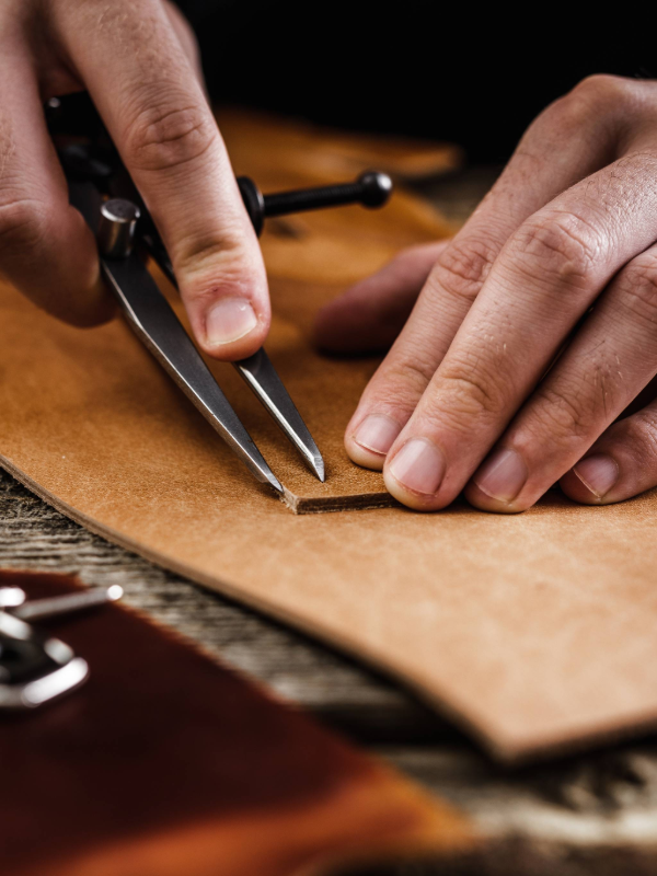 Läder för att göra knivslidor: rårand, slidläder och stropläder/upphängningsläder