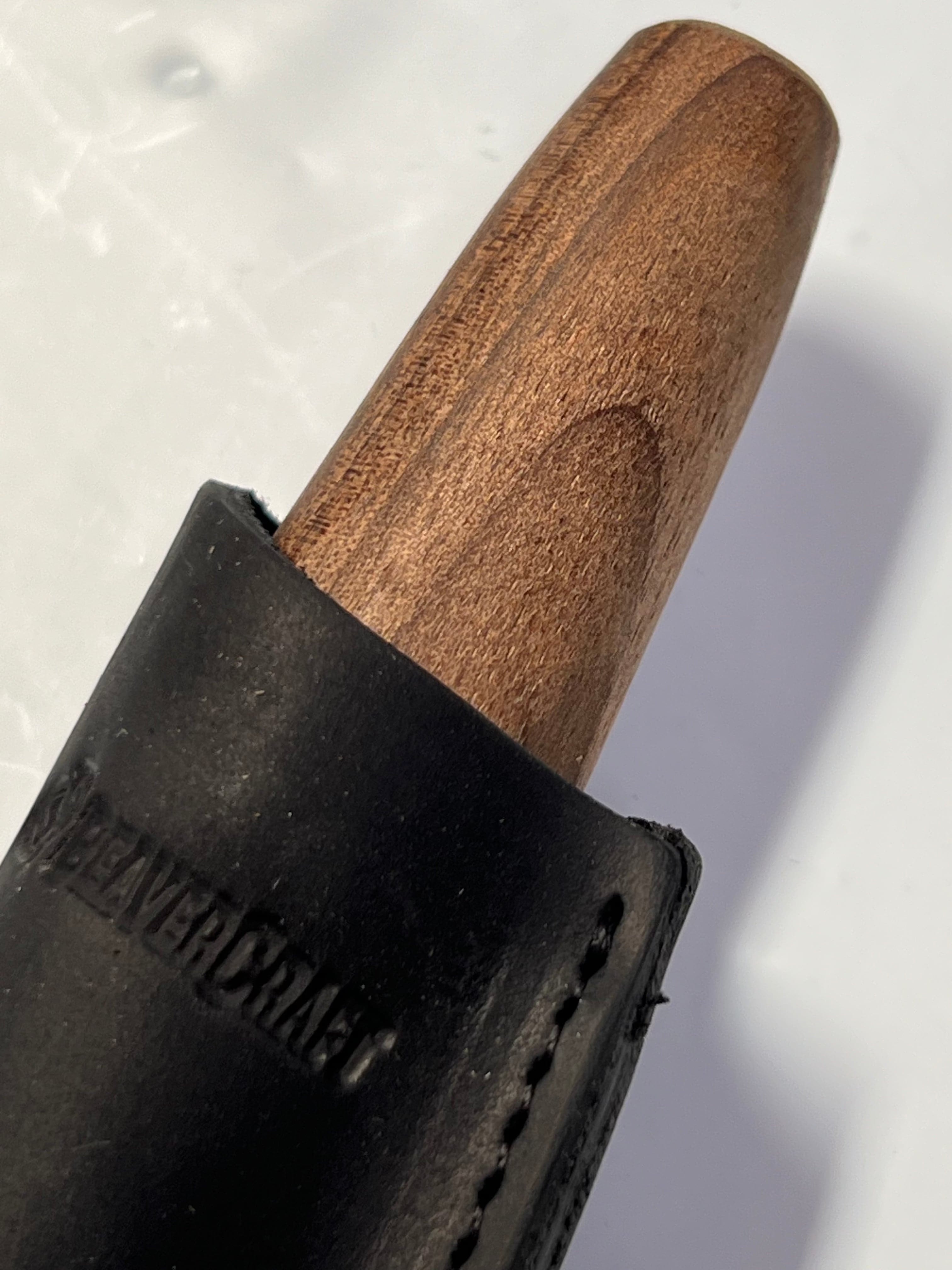 Träskärkniv 78mm C4X med läderslida Beaver Craft