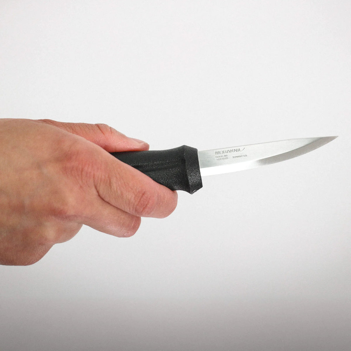 Morakniv Basic (S) treskjæringskniv i bruk ved spikking
