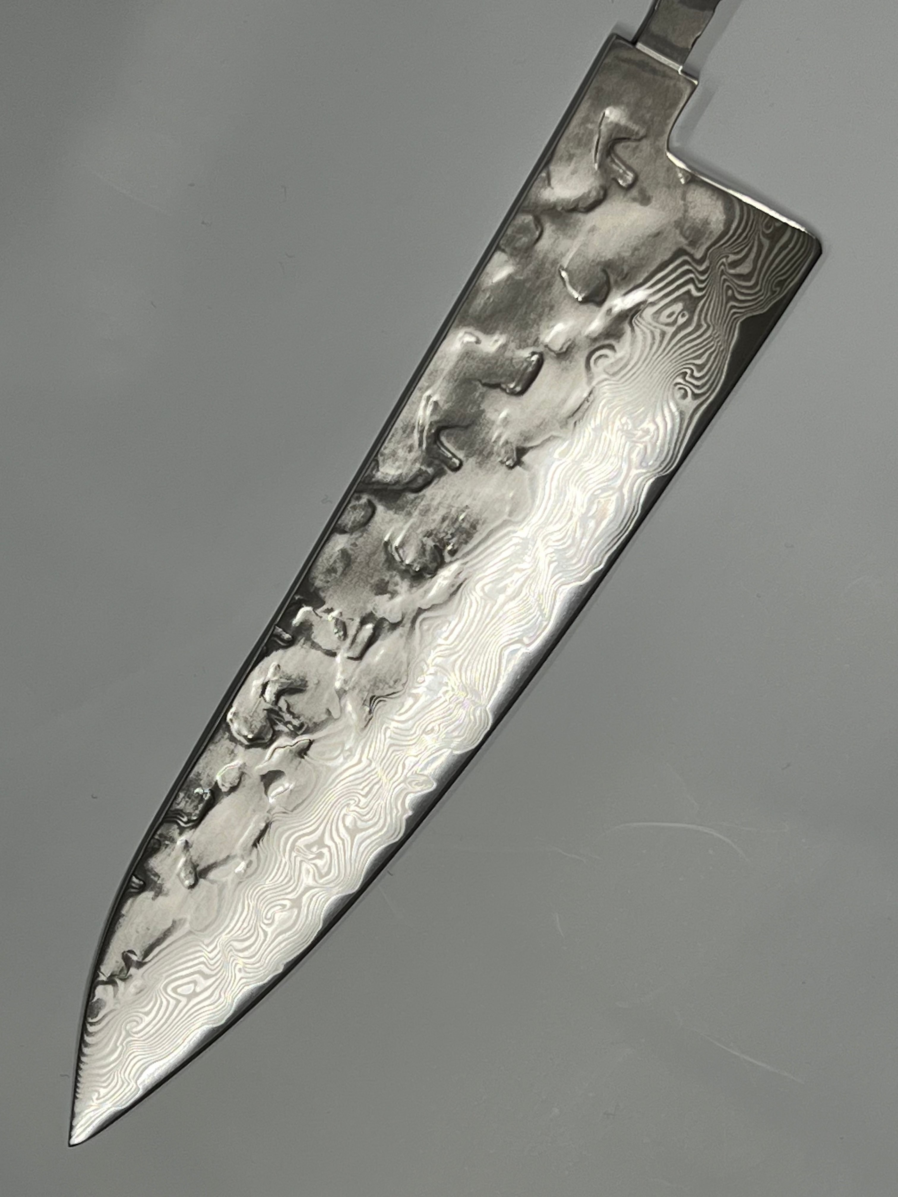 Kockkniv 200mm VG-10 Polerad Brute de forge Damascus