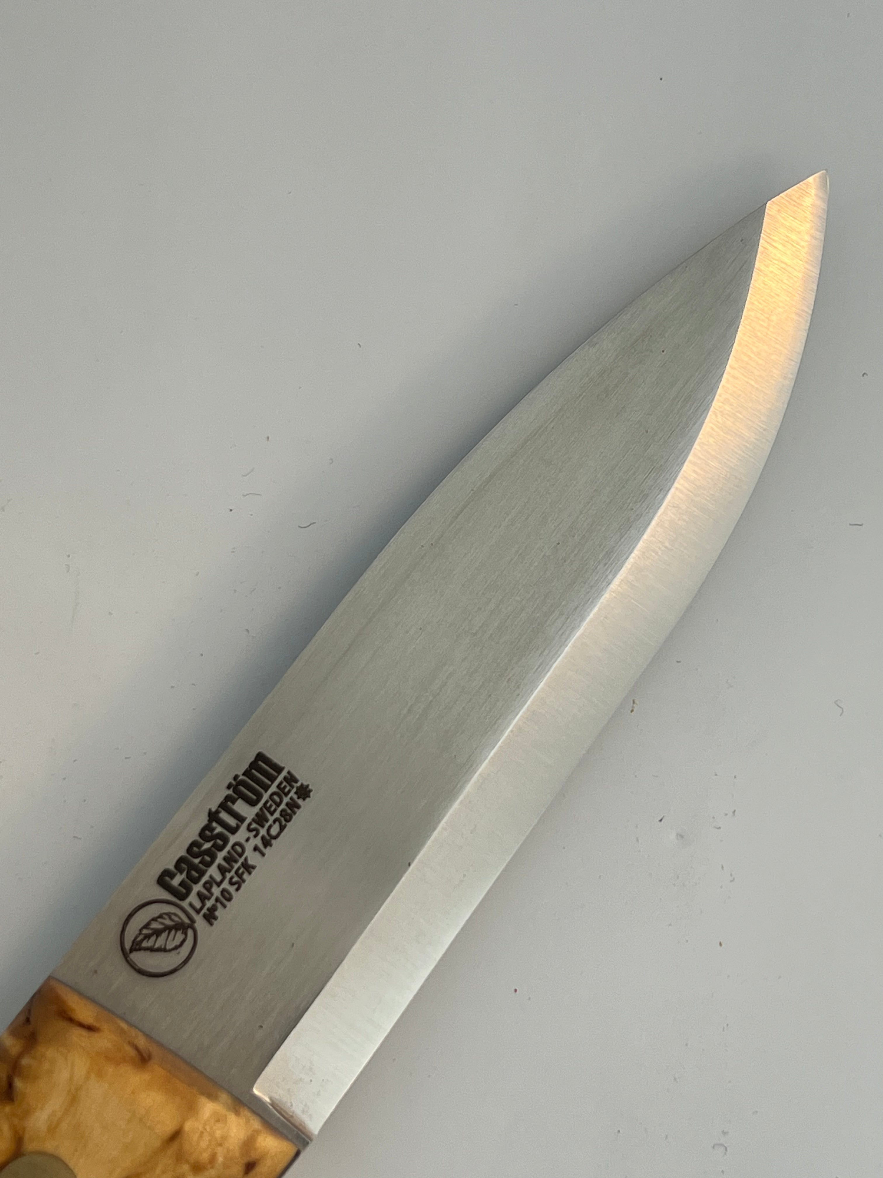 Casstrom nr 10 SFK-kniv med läderslida och lädersnodd