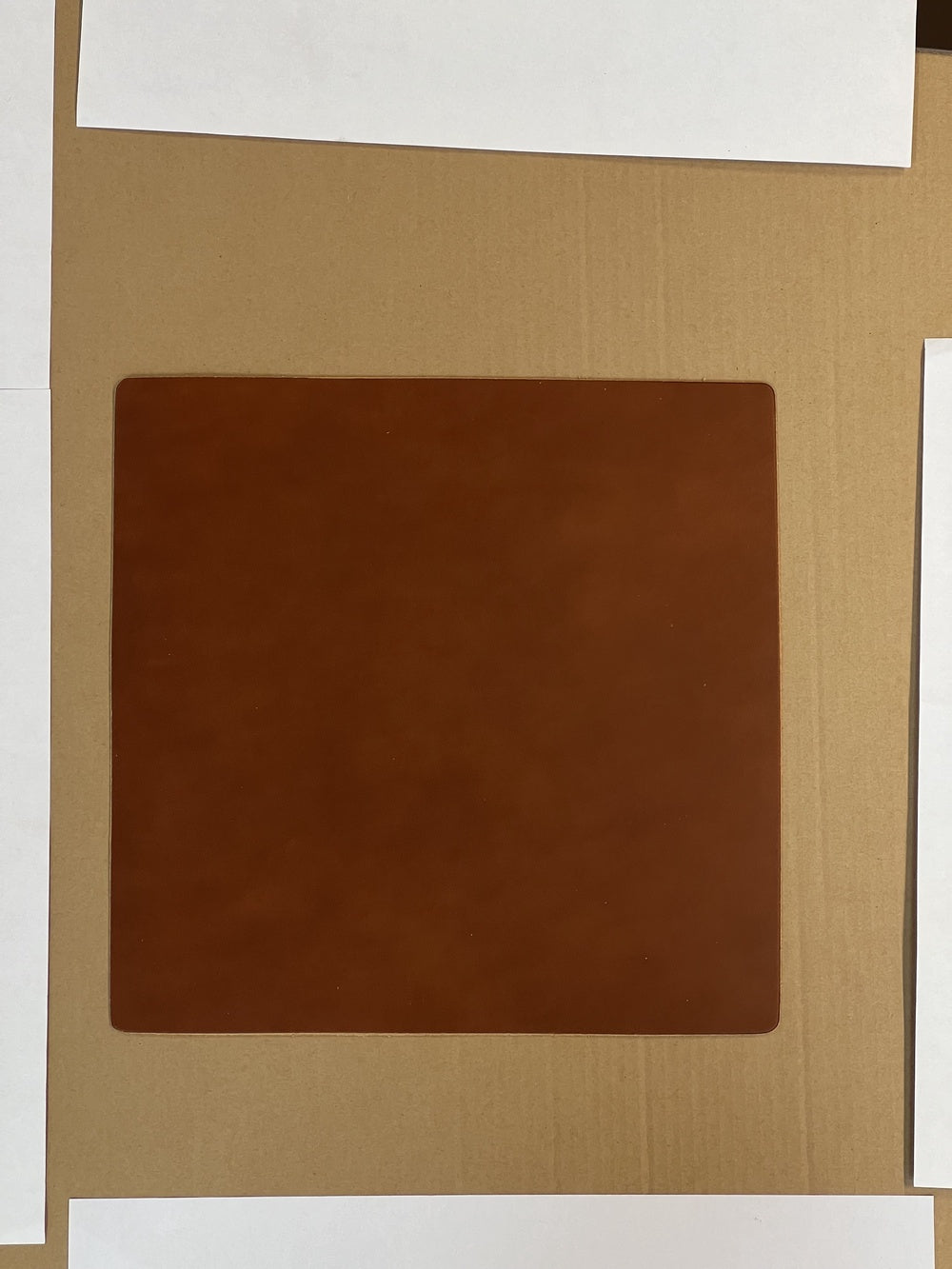 Slida i läder, färgat, 31x31cm