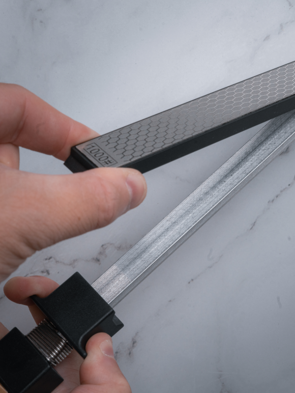 SwiftEdge Cross: Knife sharpening system with adjustable angle and diamond edge