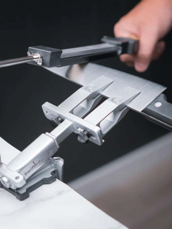 SwiftEdge Cross: Knife sharpening system with adjustable angle and diamond edge